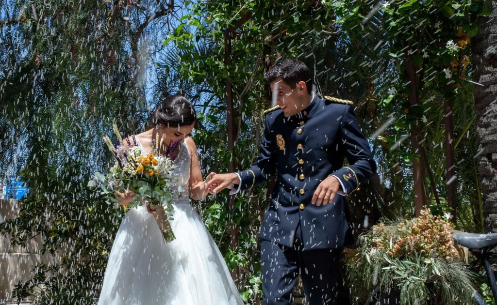 Ana y Carlos a la salida de la ceremonia en su boda en Alicante