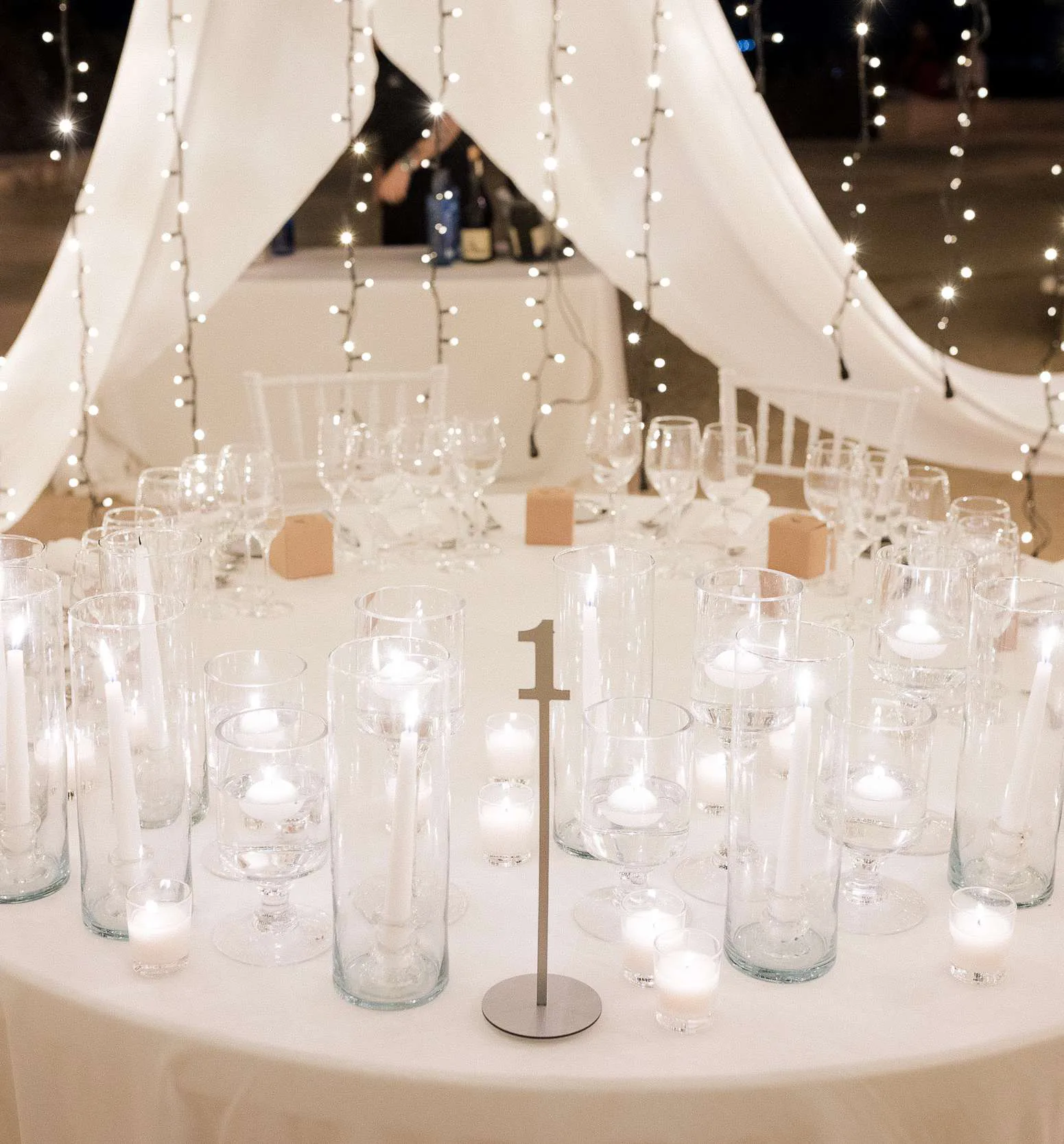 Mesa presidencial con velas en una boda coordinada por Anémona
