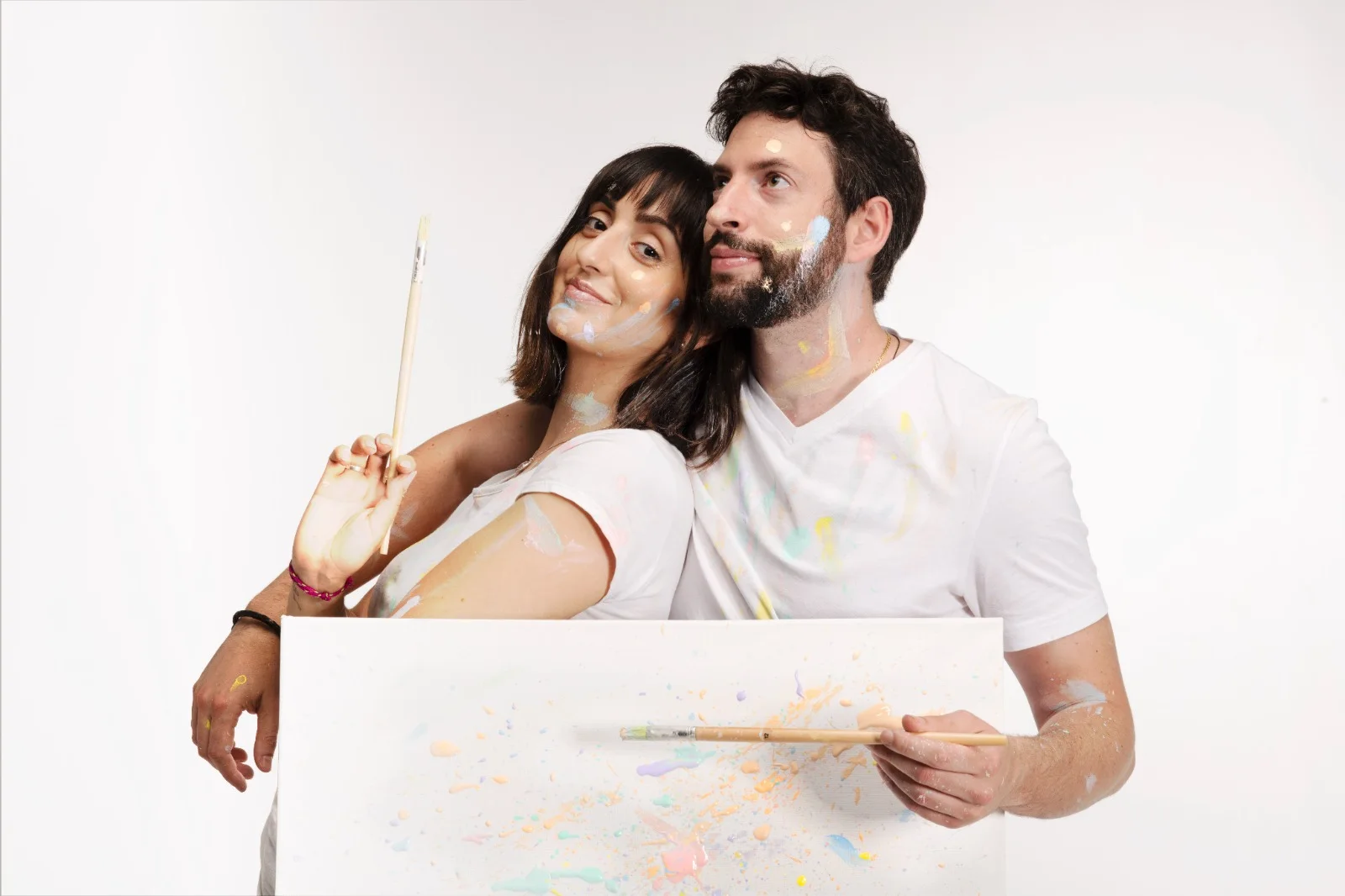 Leyre y Daniel, fundadores de Anémona Weddings, con pinceles y lienzo